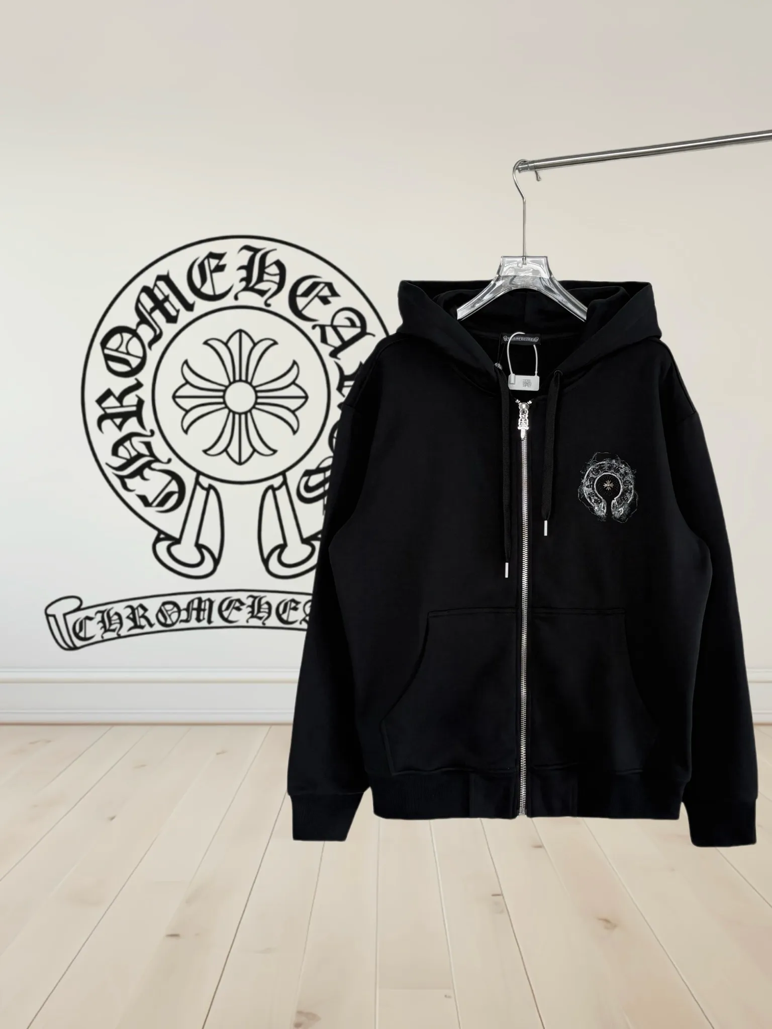P390 [High Quality] Chrome Hearts Embroidered Horseshoe Rivets🪡+Watermark Letters‼ ️Hooded open-chest sweatshirt *Customized 420g terry cotton fabric, soft, skin-friendly and comfortable *Embroidery process: front horseshoe print + rivet embroidery *A very simple and elegant classic continuation. It is unparalleled in terms of upper body comfort, interpreting your luxury and taste, and creating your fashion style and charm. Three complete standards. Same style for men and women. 𝐂𝐎𝐋𝐎𝐔𝐑: black/light yellow 𝐒𝐈𝐙𝐄: S-XL